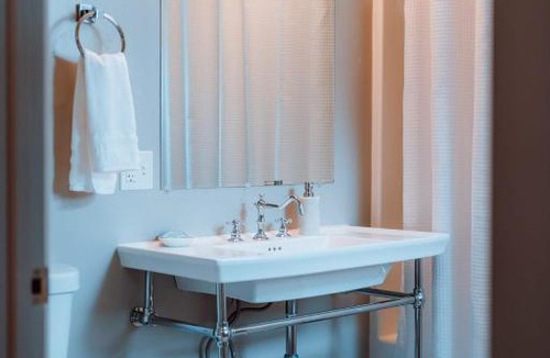 Historic Railroad District Hotel | Swank House- Downtown Suite-Pet Friendly