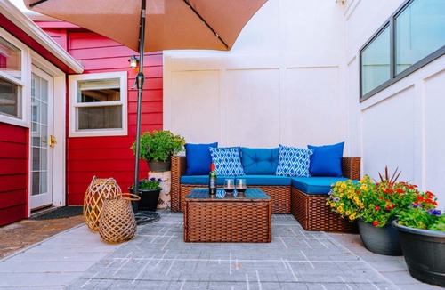 Historic Railroad District Hotel | Swank House- Downtown Suite-Pet Friendly