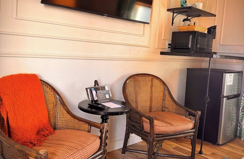 Historic Railroad District House | Swank Suites | King with Lux Tub