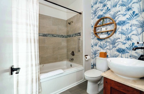 Historic Railroad District House | Swank Suites | King with Lux Tub