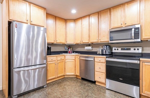 Highlands Condo | Swanky 2 LEVEL CONDO WALK TO ALL in The Highlands!