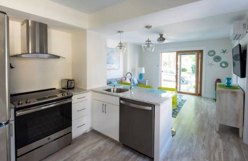 Kennebunk House | Swanky Flat in the Heart of Dock Square, SUPER CLEAN! WALK TO EVERYTHING!