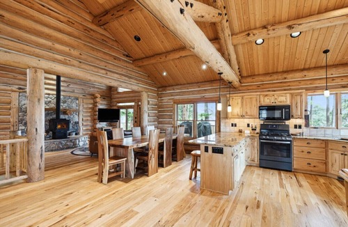 Victor Cabin | Sweathouse Creek Lodge