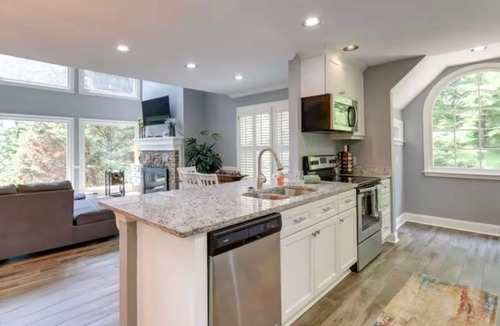 Jasper House | Sweeping Mountain Views | Pet-Friendly Retreat