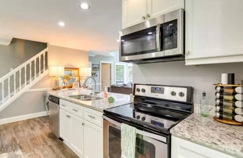 Jasper House | Sweeping Mountain Views | Pet-Friendly Retreat
