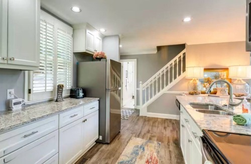Jasper House | Sweeping Mountain Views | Pet-Friendly Retreat