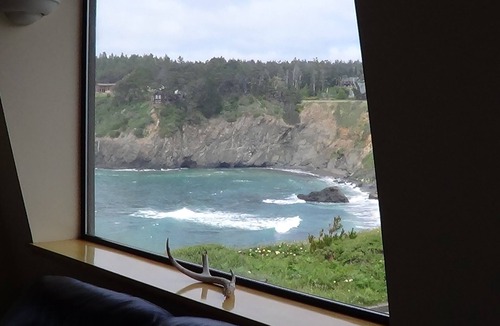 Mendocino Apartment | SWEEPING OCEAN VIEWS - bar none. Over 365 5 star reviews, everyone comes back.