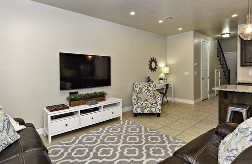 St. George House | Sweeping Red Rock Views - 4BR close to Pool & Hot Tub