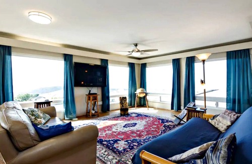 Kahala House | Sweeping Views, Spacious , 1200sf, Apartment