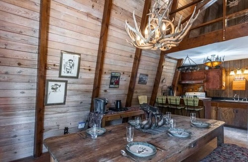 Alto Cabin | Sweet 16 | Cozy A-Frame Escape w/Deck Dining, Elk Sightings & Ruidoso Charm