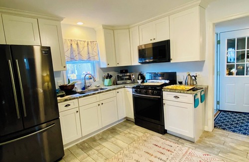 Warwick House | Sweet-3BR, Walk to BEACH, Fenced Yard, Great for Families and Travel Nurses