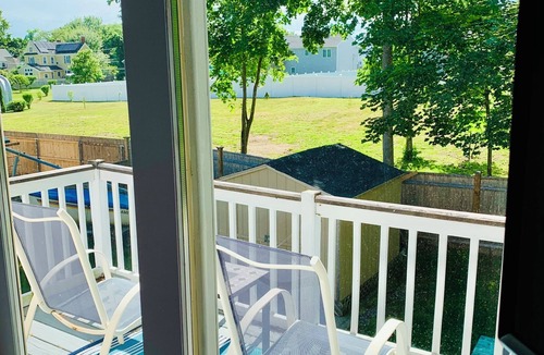 Warwick House | Sweet-3BR, Walk to BEACH, Fenced Yard, Great for Families and Travel Nurses