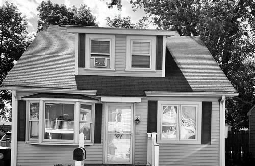Warwick House | Sweet-3BR, Walk to BEACH, Fenced Yard, Great for Families and Travel Nurses