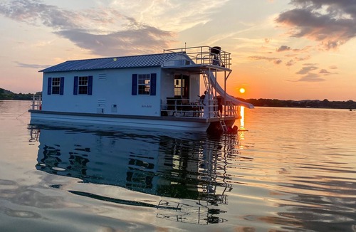 Lenoir City Boat Rental | Sweet Abi Mae - Cruising houseboat in Knoxville TN