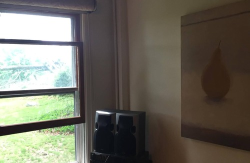 Cornwall Bridge House | Sweet Beehive Cottage/Berkshire Foothills. Minimum 15 days