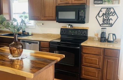 Paris House | Sweet Dreams - Relaxing Ranch Retreat 3Br w/Hot tub