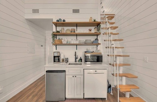 Waco Villa | Sweet Escape Farm Stay - The Bonbon Suite