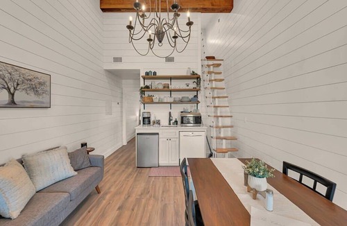 Waco Villa | Sweet Escape Farm Stay - The Bonbon Suite