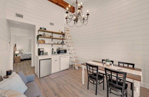 Waco Villa | Sweet Escape Farm Stay - The Bonbon Suite