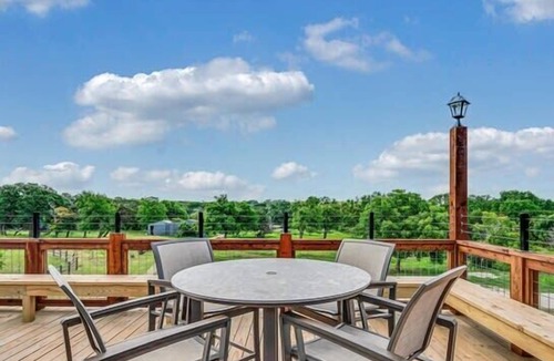 Waco Villa | Sweet Escape Farm Stay - The Bonbon Suite