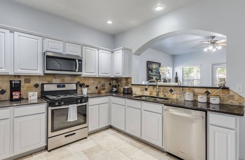 Pioneer Crossing House | Sweet home 1 King +1 pull out bed & 2 Queen beds in +1 pull out bed