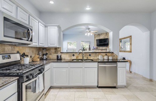 Pioneer Crossing House | Sweet home 1 King +1 pull out bed & 2 Queen beds in +1 pull out bed