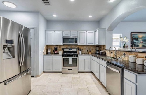 Pioneer Crossing House | Sweet home 1 King & 2 Queen beds