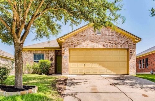 Pioneer Crossing House | Sweet home 1 King & 2 Queen beds