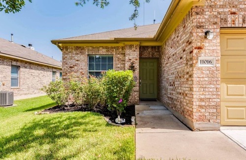 Pioneer Crossing House | Sweet home 1 King & 2 Queen beds