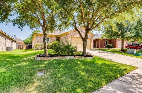 Pioneer Crossing House | Sweet home 1 King & 2 Queen beds