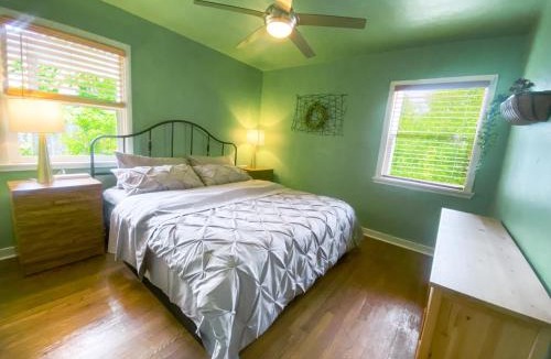 Arden-Arcade House | Sweet Home 1 King bed 1 Queen Bed with Ample Parking Only 2mins to Freeway