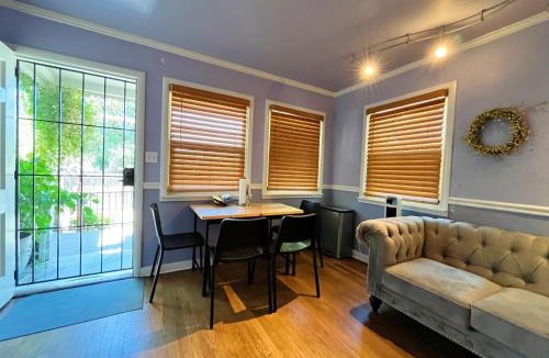 Arden-Arcade House | Sweet Home 1 King bed 1 Queen Bed with Ample Parking Only 2mins to Freeway