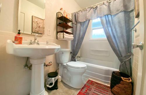 Arden-Arcade House | Sweet Home 1 King bed 1 Queen Bed with Ample Parking Only 2mins to Freeway