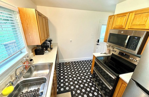 Knoxville House | Sweet Home Knox-7 min. to UT Stadium & Downtown. Pet friendly/Fenced yard.
