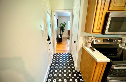 Knoxville House | Sweet Home Knox-7 min. to UT Stadium & Downtown. Pet friendly/Fenced yard.