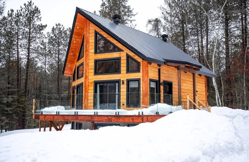 Saint-Mathieu-du-Parc Ski Chalet | Sweet House Hot Tub & Modern