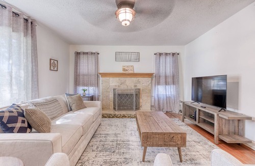 Jefferson House | Sweet Huisache Retreat-15 mins to Historic Sites