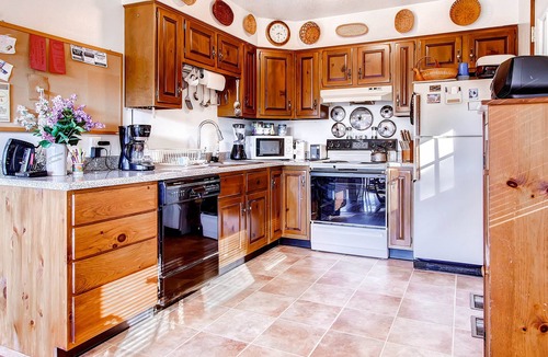 Pittsfield House | Sweet Life - Vermont Chalet - 6 person Indoor Hot Tub - 15 min to Killington