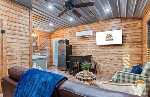 Ringold Cabin | Sweet lil' tiny cabin, kitchenette, fire pit, glamping in style, near lake