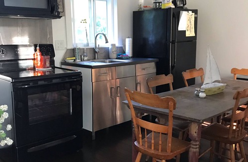 Burdett House | Sweet retreat amongst local eats, award-winning wineries, craft brews & hikes!
