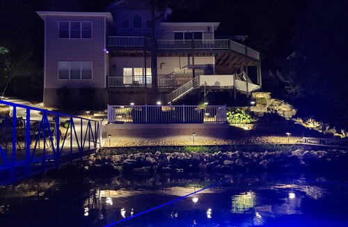 Shawnee Bend House | SWEET RETREAT! Cruiser dock. High dive. Diving board. DEEP water cove!