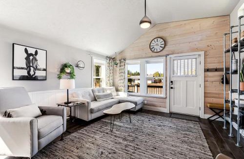 Seaview House | Sweet Seaview Home: Near Beach & Trailhead!