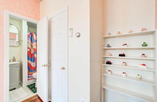 Old Town Alexandria Apartment | Sweet Tooth Studio 99 Walk Score half Block to King