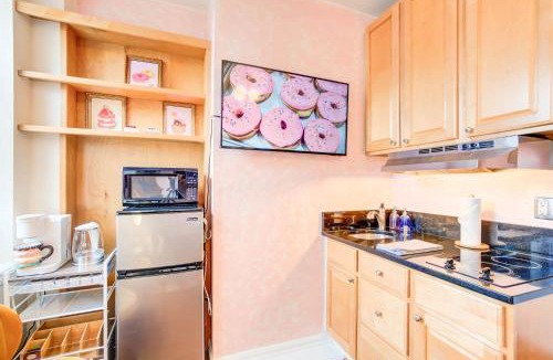 Old Town Alexandria Apartment | Sweet Tooth Studio 99 Walk Score half Block to King