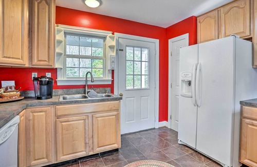 Loretto Cottage | Sweet Vacation Cottage w/Deck & Grill!