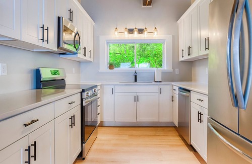Seneca Falls Cottage | Sweet Water: Cayuga Lakefront Charm & Hot Tub!