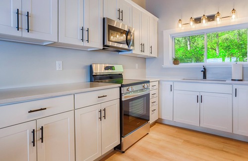 Seneca Falls Cottage | Sweet Water: Cayuga Lakefront Charm & Hot Tub!