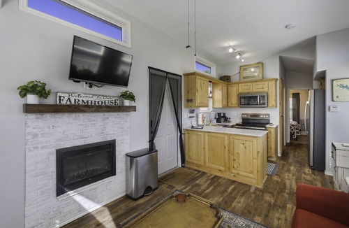 Emory House | SweetDove Stays- Cottage; w/Stocked Lake, Secure Parking