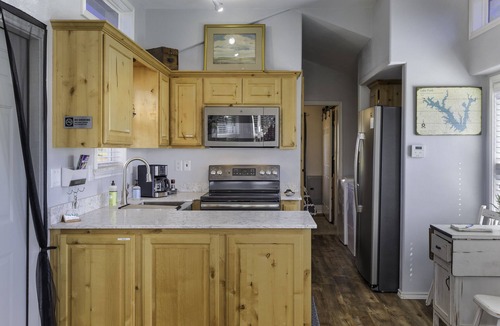 Emory House | SweetDove Stays- Cottage; w/Stocked Lake, Secure Parking
