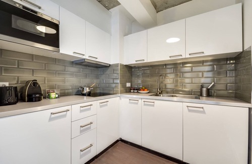 Quartier Saint-Georges Apartment | Sweett | Milan V - Three Bedroom Apartment, Sleeps 8